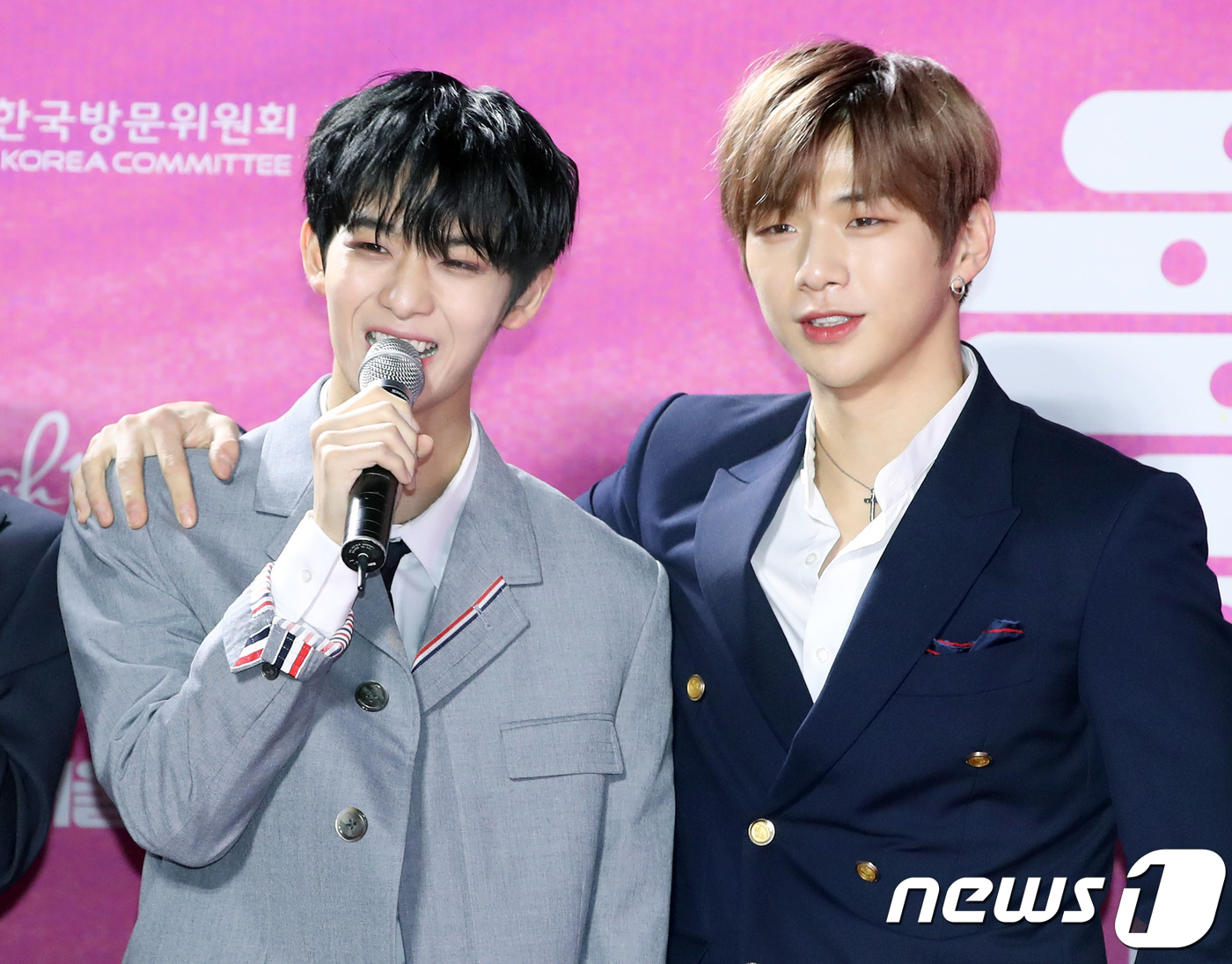 Seoul=) = Wanna One Bae Jin Young and Kang Daniel (right) greet Wannable at the 28th High1 Seoul Song Awards red carpet event held at Gocheok Sky Dome in Guro-gu, Seoul on the 15th.2019.1.15