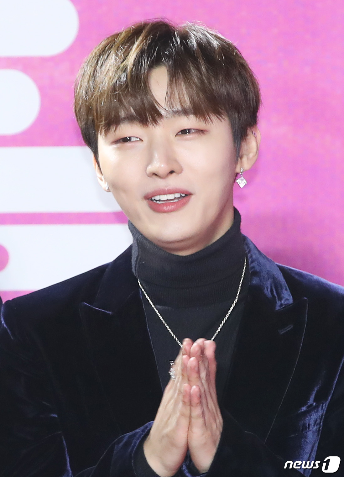 Seoul:): Wanna One Yoon Ji-sung greets him at the 28th High1 Seoul Song Awards red carpet event held at Gocheok Sky Dome in Guro-gu, Seoul on the 15th. 2019.1.15
