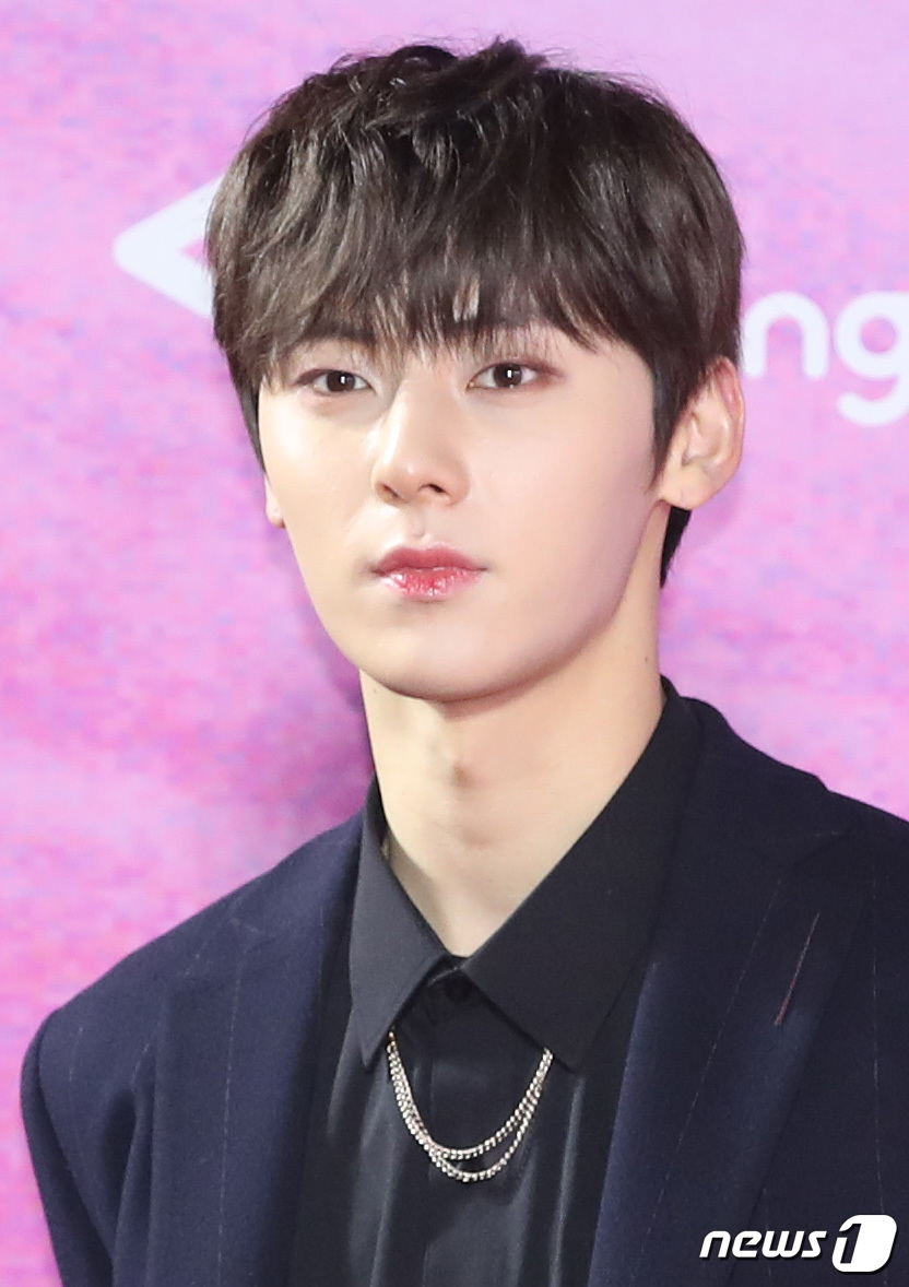 Seoul:): Wanna One Hwang Min-hyun poses at the 28th High1 Seoul Song Awards red carpet event held at Gocheok Sky Dome in Guro-gu, Seoul on the 15th. 2019.1.15