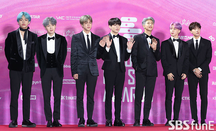 The group BTS has a photo time at the 28th High1 Seoul Song Awards photo wall event held at Gocheok Sky Dome in Guro-gu, Seoul on the afternoon of the 15th.