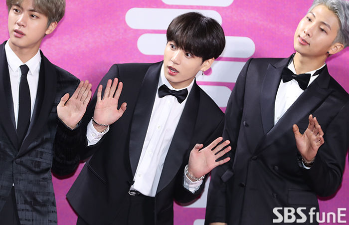 Group BTS Jungkook has a photo time at the 28th High1 Seoul Song Awards photo wall event held at Gocheok Sky Dome in Guro-gu, Seoul on the afternoon of the 15th.