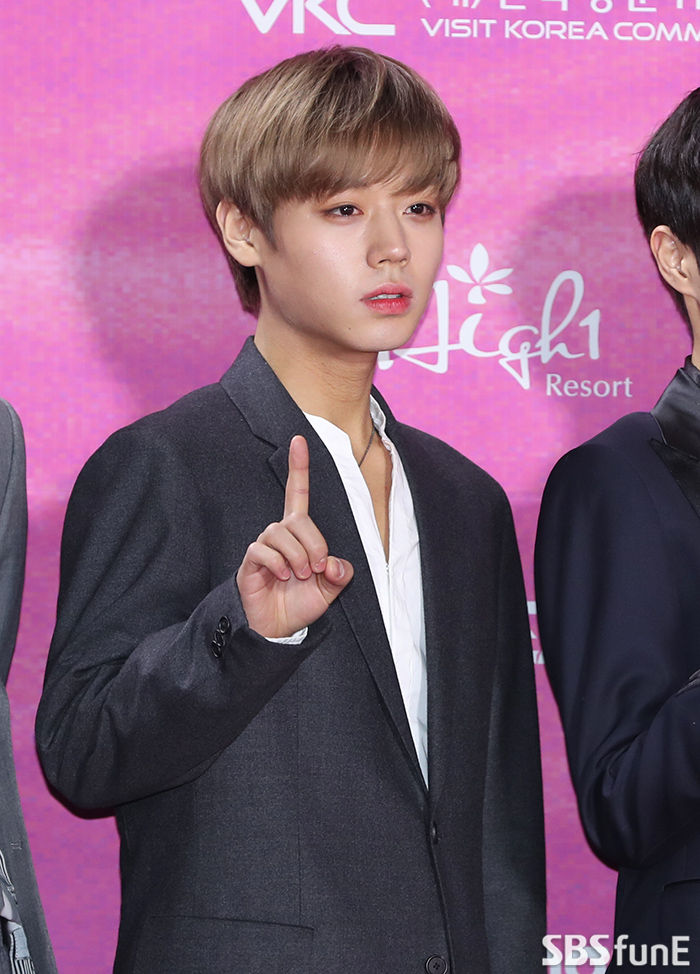 Park Jihoon of the group Wanna One has a photo time at the 28th High1 Seoul Song Awards photo wall event held at Gocheok Sky Dome in Guro-gu, Seoul on the afternoon of the 15th.