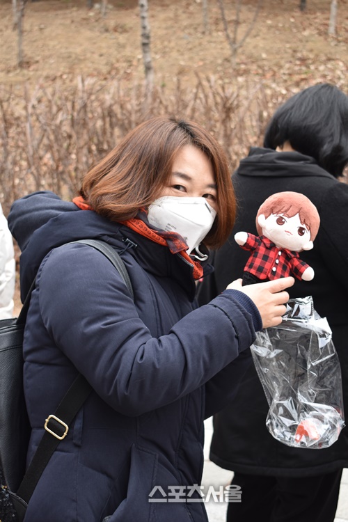 Fan hearts for the stars didnt know how to cool down even in the worst fine dust and sub-zero cold of all time.The 28th High1 Seoul Song Awards (hosted by the organizers of the Seoul Song Awards) where singers who shine the year 2018 gather together to settle the music industry.I visited the Kai Dome in Goguryeo-gu, Seoul, at 9 am, exactly 10 hours before the spectacular film of Seogadae .It was still a long time until the performance time, but there was no time to get to the scene with the many Fans who came from early morning.Their passion to watch Nagasu and Fan heart were great enough to overcome fine dust, which recorded the worst figures ever.Fans were wearing blankets, sleeping pajamas and socks, and fighting the cold, and they melted their frozen bodies with hot fish cake soup in a stall near the venue.I gathered the Fan heart of the past that won the cold and fine dust.I came five days ago Fan heart of passion that makes the nighttime colorless.Their Fan heart to see their star closer also overshadowed the five nights.The middle school students, who were homeless to see BTS, were rolling their feet in front of the long waiting line, armed with sleeping pants, sleeping socks and blankets.I washed it in the sauna, and I ate it with the delivery application, he said.I also took a break by changing the order between the Fans who were close to each other in case they were lost.I did not spend five nights studying for the test, said Fan, a student who was nervous.Their bags, which had something in them, started with tents and were filled with all kinds of necessities for the night, including toothpaste, toothbrushes, and toiletries.Many Fans joined the group to see stars from various parts of the country, including Siheung, Gyeonggi Province, Wonju, Jeonju and Daegu.She pulled the carrier, shivered in the cold with a blanket emblazoned with the stars face, but she did not lose her smile.▲ 30 hours flight is okay Hot Fan heart from BrazilThere were many foreign Fans who were standing by for the vacation.I came from Brazil, said the Korean-language greetings, and they were full of excitement. I flew for 30 hours. Im going to stay for another two weeks.I came to Korea to see BTS, he said, conveying a hot fan heart to global star BTS.I do not know Korean, but the popularity of K-pop and BTS has been enormous since two years ago. The last Brazilian concert ticket was sold out in two hours and could not attend.I came to the Seogadae to appease that regret. The warm Fan heart, which has taken their national flag from Brazil, on the other side of the world, was as beautiful as domestic fans.▲ For my child, I am like a child. Mother Fans warm Fan heartMost of the Fans who visited Seogadae were student Fans who came to see my singer for the vacation.Mother Fan, who was waiting for her to be full of young friends, talked with her young friends without any sense of incongruity among the students who overcome the cold with cute sleeping pants, sleeping socks and doll backpacks.Fan, who was called Fan of BTS, said he was standing for hours with a blanket of BTS member government.Another mother, Fan, who came from Suwon, Gyeonggi Province, said, My daughter is Fan of NCT127, and she is lining up for her daughter who went to the institute.▲ My singer Goods who forget the cold of GoodsThere were also a variety of Fans who cheered them as many stars gathered in one place.In addition, there are various kinds of singers such as cheering rod, blanket, slogan, plan card which only Fans have.The BTSs enthusiastic Fans, who waited at the front of the waiting line, shook the slogans of their respective members and overcame the long waiting time.A Fan from Gyeonggi Province was proud to take out BTS Jeans message card that he made himself.An EXO Fan from Wonju, Gangwon Province, laughed, saying, I know EXO does not come today, but I have been thinking about the possibility of 2%.He boasted EXO Baek Hyun, plan card filled with Dios face, and cheering pole, and bought the envy of many Fans.A Fan of the group Seventeen showed a placard that he made himself up and out, and explained the meaning of the placard for a long time.I prepared my own favorite colors and my favorite colors. And Fan of Monster X from Brazil boasted a T-shirt with Monster X slogan.The cold could not prevent the hot love of Fans for the stars, with both hands frozen red, breathless, and red eyes due to bad air.Perhaps the cheering of Fans, the true protagonist of the shelves, is expected to shine more in the performance.On the other hand, the 28th High1 Seoul Song Grand Prize will be broadcast live on KBS drama, KBS Joy and KBS W from 6:50 pm on the 15th.It will be broadcast live online mobile around the world through Bread Night TV, and the red carpet event (5 ~ 6 pm) held before this event will also be broadcast live online on Bread Night TV.