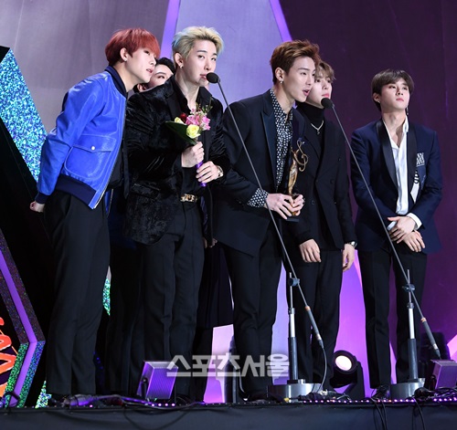 The 28th Seoul Music Awards group Monsta X has won the award.The 28th High1 Seoul Song Awards (hereinafter referred to as the 28th Seoul Song Awards) was held at the Gocheok Sky Dome in Seoul on the 15th.Monsta X, who was honored with the prize, said, I would like to turn the prize to the staff who always help the representatives and company officials who received this award.I want to tell Monbebe (official fan club) that I love you. Im honored to be with a lot of singers in the big spot. Did you get an emergency disaster text?I hope you will be careful about fine dust and always have a healthy and happy day. On this day, the award testimony was presented by Hyeongwon, who celebrated his birthday. The members shared the joy once again at the end of the awards testimony, saying, Happy birthday to Hyungwona!Monsta X was loved by the big names for Jealousy and Shoot Out last year.The 25th World Tour in 20 cities of World has been completed successfully, and K-pop group has proved its true value by participating in the biggest year-end show Jingle Ball performance held at the famous American broadcasting station Ihatradio for the first time.Meanwhile, the 28th Seoul Music Awards featured musicians representing the music industry, including BTS, Wanna One, Twice, Icon, Red Velvet, Girlfriend, Momo Land, Lim Chang-jung and Seventeen.KBS drama, KBS Joy, KBS W, etc., and online video streaming platform Bread TV will be broadcast live on Online mobile in all world.