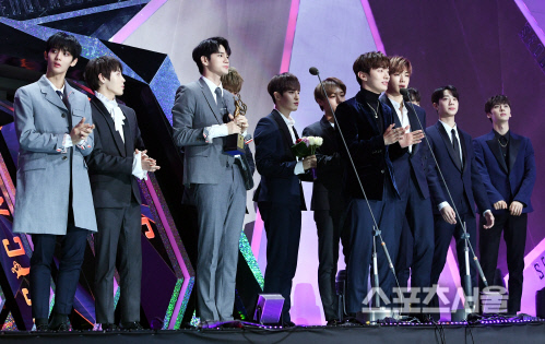 28th Seoul Music Awards group Wanna One won the award.Wanna One held the trophy at the 28th High1 Seoul Song Awards held at the Seoul Gocheok Sky Dome on the 15th.Wanna One said: We are so honored to have our Wanna One win this award for the Seoul Song Awards, thanks to Wannable, who has consistently loved it.We Wanna One is giving Wannable Thank You every minute. Happy New Year, he said.Ong Sung-woo, who caught the microphone, said, The end and the beginning station are the same. I love Wannable Thanks You for our starting station.It is said that the last activity is not the end of the whole body and conveyed love to the fans.Wanna One started the sound recording charts Olk from her debut album 1X1=1 (TO BE ONE) and caused the so-called Wanna One Syndrome.Wanna Ones activities, which lasted for a year and a half, hit a number of songs including Energetic, Hold Up, Spring Wind, and Beautiful, were a major beauty after December 31 last year.Meanwhile, the 28th Seoul Music Awards featured musicians representing the music industry, including BTS, Wanna One, Twice, Icon, Red Velvet, Girlfriend, Momo Land, Lim Chang-jung and Seventeen.KBS drama, KBS Joy, KBS W, etc., and online video streaming platform Bread TV will be broadcast live online mobile all over the world.