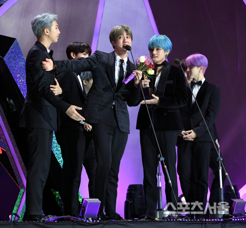 The 28th Seoul Music Awards group BTS won the award.The 28th High1 Seoul Song Awards (hereinafter referred to as the 28th Seoul Song Awards) was held at the Gocheok Sky Dome in Seoul on the 15th.Thank you for your reward, Ami. Were preparing for the album. Were working hard, so please wait a little bit, BTS Jean said.Born in 1995, the golden pig belt V laughed with a sense of witty awards, saying, I will only give happiness until the golden pig year is over.BTS last year marked the grand finale of the Love Yourself series.Fake Love and Idol peaked once again, completing Spring Day.He made another history, including reaching number one on the United States of America Billboard Top 200 chart and finishing the United States of America Stadium performance for the first time in Korea Singer.Meanwhile, the 28th Seoul Music Awards featured musicians representing the music industry such as BTS, Wanna One, Twice, Icon, Red Velvet, Girlfriend, Momo Land, Lim Chang-jung and Seventeen.KBS drama, KBS Joy, KBS W, etc., and online video streaming platform Bread TV will be broadcast live online mobile all over the world.
