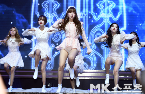 On the afternoon of the 14th, GFriend Time for us showcase was held at Yes24 Live Hall.GFriend, including Hope, Yerin, Eunha, Yuju, Mystery, and Thumb, presented a spectacular showcase stage with the title song I have to.GFriends comeback showcase stage is introduced as a picture.