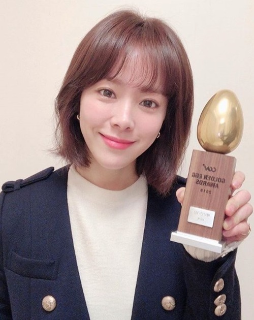 Actor Han Ji-min has certified the Golden Egg Awards Actor Award.Han Ji-min wrote a short post on his Instagram account on Saturday, with a picture of himself holding a trophy.I can meet Miss Back again at CGV today, he said. I would like to give thanks to all actors of Miss Back.The film Miss Back, which was released in October last year, presented Han Ji-min with the 29th Blue Dragon Film Award for Best Actress and the 28th Korean Film Critics Association Award for Best Actress.Han Ji-min is scheduled to return to the small screen through JTBCs new monthly drama Snow Blows, which will be broadcast first on February 11th.