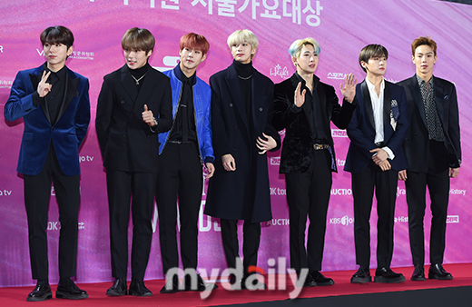Boy group Monsta X and girl group Momoland won the main prize.The 2019 Seoul Song Awards were held at Gocheok Sky Dome in Guro-gu, Seoul on the 15th with the progress of comedian Shin Dong-yeop, singer Kim Hee-chul and actor Kim So-hyun.The first main prize trophy was held by Monsta X. Monsta X, who thanked his family members and told fans that he wanted to say that he loves.Did everyone get an emergency disaster letter today? I hope you are careful about fine dust and always have a healthy and happy day, he said.The second main prize trophy was taken by Momoland, who said last year: Thank you to those who sent me an overworked love.Its an honor to be able to win awards and start with good energy from January 2019, he said.