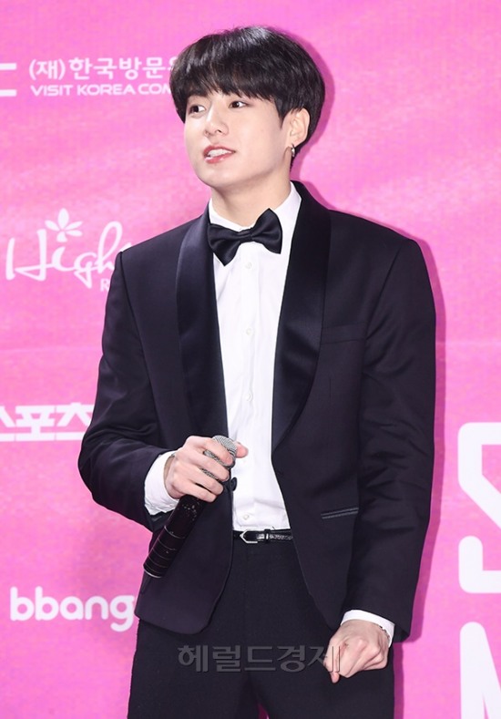 On the afternoon of the 15th, the 28th High1 Seoul Song Awards were held at Gocheok Sky Dome in Guro-gu, Seoul.The group BTS attended the 28th High1 Seoul Song Festival Photo Wall event.On the other hand, K-POP stars who have brilliantly shined in last years music industry such as BTS, Wanna One, Twice, IZWON, Icon, Seventeen, Red Velvet, Lim Chang-jung, girlfriend, New East W and Momo Land will be in the 28th High1 Seoul Song Awards.