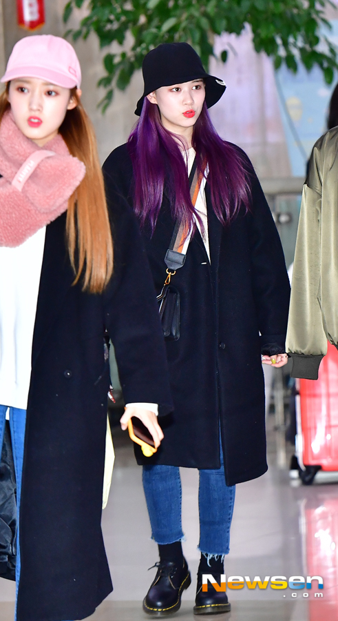 Wiki Meki member Ji Su-yeon, Eli, Sei, Lua, Lina and Lucy entered the country on January 15 with an Airport fashion show through Gimpo International Airport in Banghwa-dong, Gangseo-gu, Seoul.Weki meki (Ji Su-yeon Ellie Sei Lua Lina Lucy) walks out of the departure hall on the day.Jang Gyeong-ho