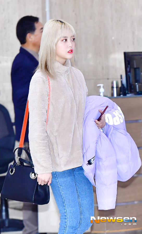 Weki Meki member Ji Su-yeon, Eli, Sei, Lua, Lina and Lucy performed the Japan promotion schedule and arrived on January 15 at Gimpo International Airport in Banghwa-dong, Gangseo-gu, Seoul.Weki Meki (Ji Su-yeon Ellie Sei Lua Lina Lucy) walks out of the departure hall on the day.