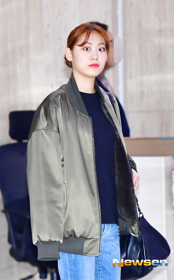 Weki Meki member Ji Su-yeon, Eli, Sei, Lua, Li Na, Lucy digested the Japan promotion schedule and arrived at Gimpo International Airport in Banghwa-dong, Gangseo-gu, Seoul on the afternoon of January 15th.Weki Meki (Ji Su-yeon Eli Sei Lua Li Na Lucy) walks out of the departure hall on the day.