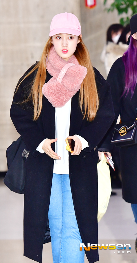 Weki Meki member Ji Su-yeon, Eli, Sei, Lua, Lina and Lucy performed the Japan promotion schedule and arrived on January 15 at Gimpo International Airport in Banghwa-dong, Gangseo-gu, Seoul.Weki Meki (Ji Su-yeon Ellie Sei Lua Lina Lucy) walks out of the departure hall on the day.