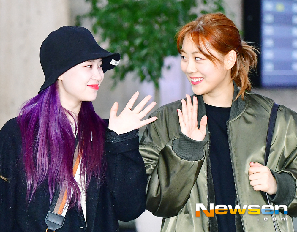 Weki Meki member Ji Su-yeon, Eli, Sei, Lua, Li Na, Lucy digested the Japan promotion schedule and arrived at Gimpo International Airport in Banghwa-dong, Gangseo-gu, Seoul on the afternoon of January 15th.Weki Meki (Ji Su-yeon Eli Sei Lua Li Na Lucy) walks out of the departure hall on the day.
