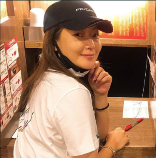 Actor Kim Hee-sun flaunted elegant beautiful looksKim Hee-sun posted a picture on his SNS on the morning of the 15th with an article entitled Reading Room? Ramen House.In the photo, Kim Hee-sun wears a hat and has a warm smile in a comfortable outfit, with a face without a toilet but unchangingly beautiful beautiful looks.Kim Hee-sun was well received for his outstanding performance in TVN Nine Room which was aired last year.Kim Hee-sun SNS