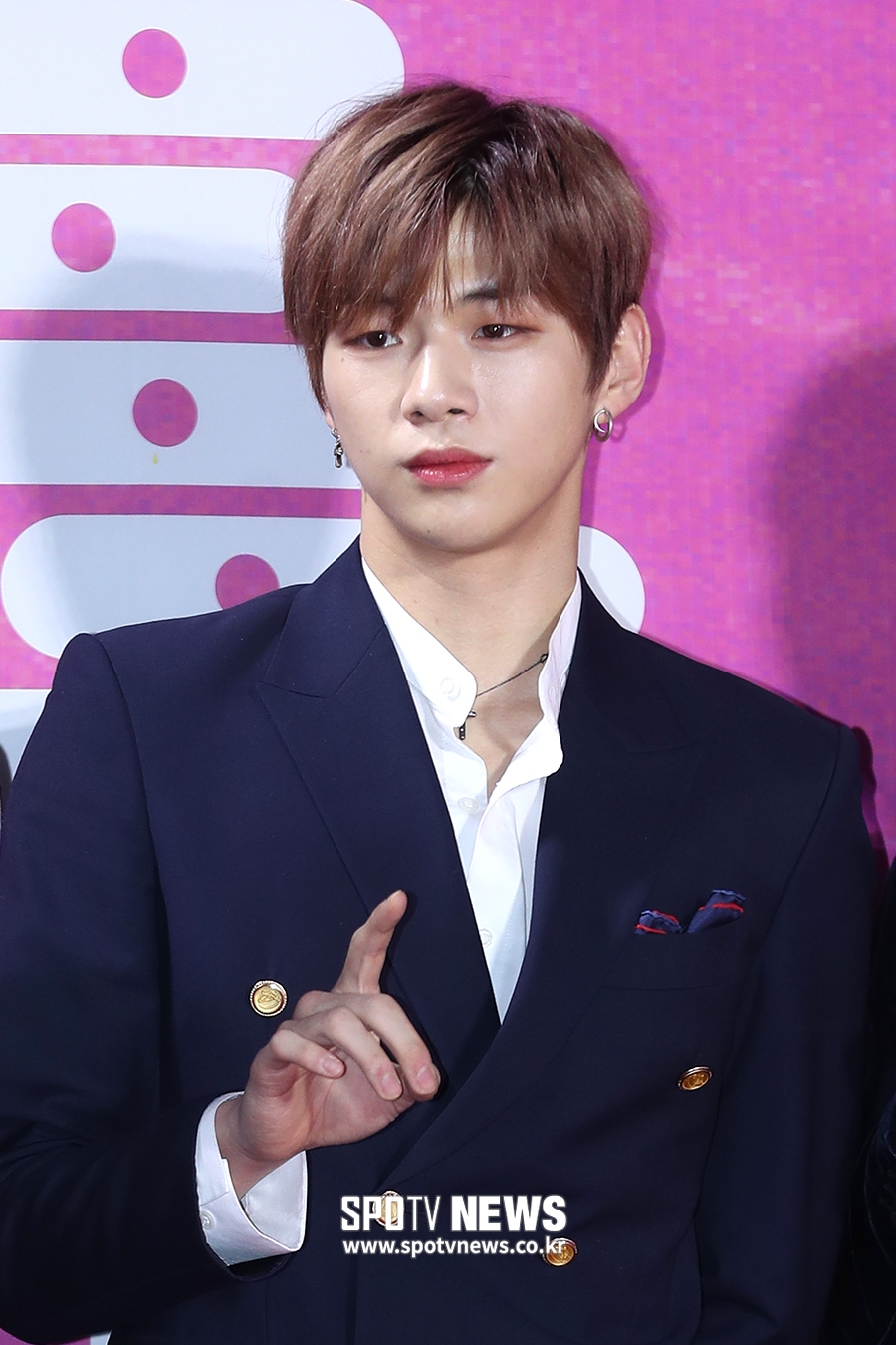 The 28th High1 Seoul Song Festival Red Carpet Event was held at Gocheok Sky Dome in Guro-gu, Seoul on the afternoon of the 15th. Wanna One Kang Daniel poses.