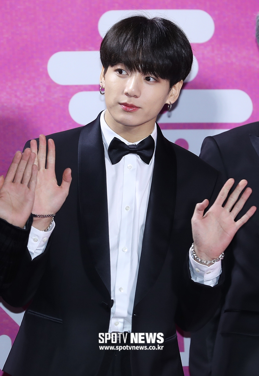 The 28th High1 Seoul Song Festival Red Carpet Event was held at Gocheok Sky Dome in Guro-gu, Seoul on the afternoon of the 15th. BTS Jungkook poses.