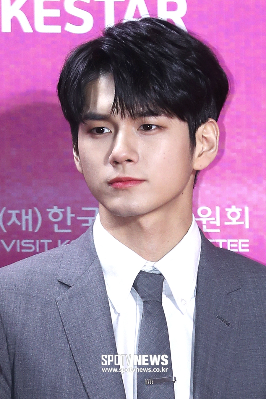The 28th Red Carpet event for the Seoul High1 Song Festival was held at the Gocheok Sky Dome in Guro-gu, Seoul on the afternoon of the 15th. Wanna One Ong Actor poses.