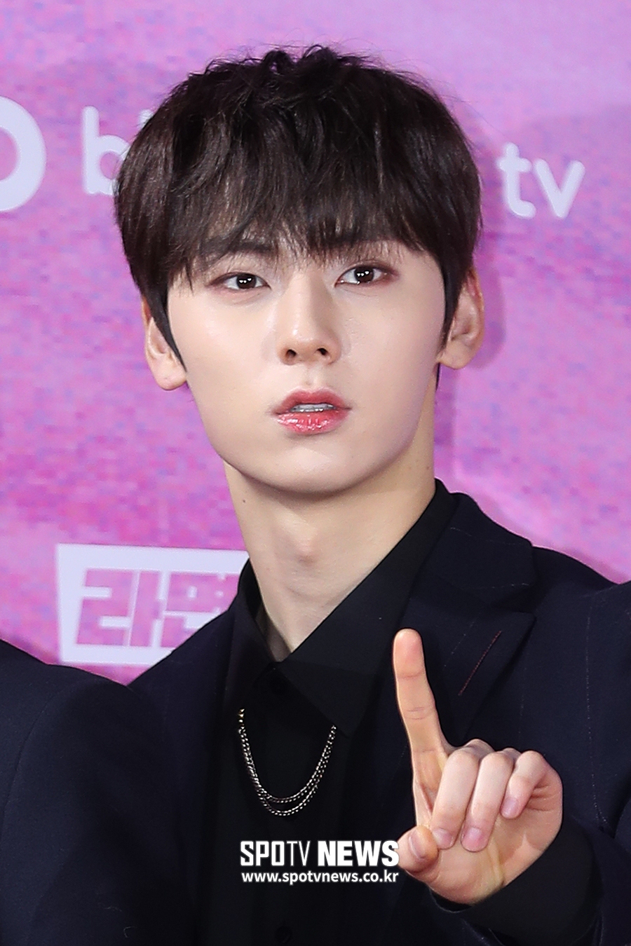 The 28th High1 Seoul Song Festival Red Carpet Event was held at Gocheok Sky Dome in Guro-gu, Seoul on the afternoon of the 15th. Wanna One Hwang poses.