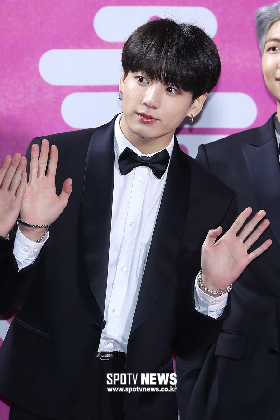 The 28th High1 Seoul Song Festival Red Carpet Event was held at Gocheok Sky Dome in Guro-gu, Seoul on the afternoon of the 15th. BTS Jungkook poses.