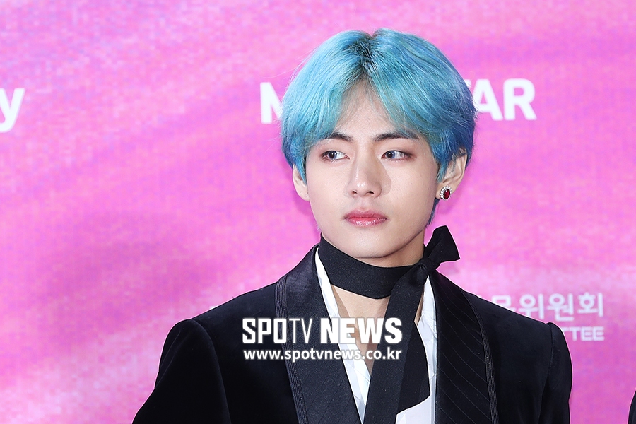 The 28th High1 Seoul Song Red Carpet event was held at Gocheok Sky Dome in Guro-gu, Seoul on the afternoon of the 15th. BTS V poses.