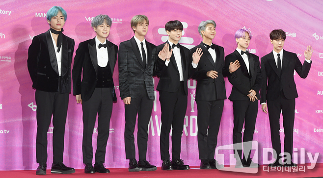 The 28th High1 Seoul Song Grand Prize Red Carpet Event was held at Gocheok Sky Dome in Guro-gu, Seoul on the afternoon of the 15th.BTS is attending the Red Carpet Event of 28th High1 Seoul Song Awards.The 28th High1 Seoul Song Awards MC was played by Shin Dong-yeop, actor Kim So-hyun and Super Junior Kim Hee-cheol.The performers were BTS, Twice, Icon, Red Velvet, Wanna One, NCT, SEventeen, Mama Moo, New East W, Momo Land, Monster X, Stray Kids, Aiz One, Drunken Tiger, Girlfriend, Lim Chang Jung, Yang Dail, Crying Nut, Adoy.The Seoul Song Awards, which celebrated its 28th anniversary this year, is a music awards ceremony that boasts the highest authority and tradition in Korea, which selects the Singer who received the most love of the public during the year and the total settlement of the music industry in 2018.28th High1 Seoul Song Awards Red Carpet Event