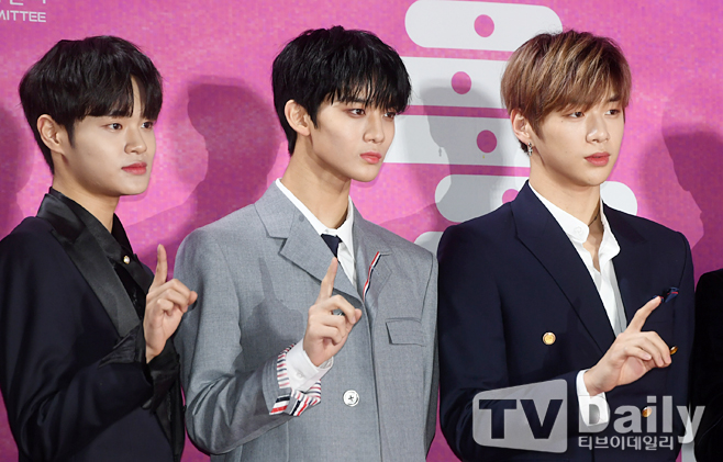 <p> The 28th Seoul Music Awards red carpet ceremony 15 Afternoon Seoul Guro Gocheok SkyDome in the open.</p><p>This day, 28th Seoul Music Awards red carpet ceremony in Wanna One Lee Dae-hwi Bae Jin Young Kang Daniel attended.</p><p>The 28th Seoul Music Awards MC is a broadcast signal of the University of Washington and actor Kim Hyun, Super Junior Kim Hee-Chul is cased. Starring the singers of BTS, and, icon, Red Velvet, Wanna One, NCT, seventeen, MAMAMOO, new this W, Momo, Monsta X, straight, beautiful, Drunken Tiger, girlfriend, any window, Form. day, flying Donuts, Adoy, etc attended the event.</p><p>This year, the 28th annual, celebrates the Seoul Music Awardsis 2018 industry total settlement, and during the year of the public receive love most is selected, which is the best domestic authority and the Traditional Music Awards.</p><p>The 28th Seoul Music Awards red carpet event</p>