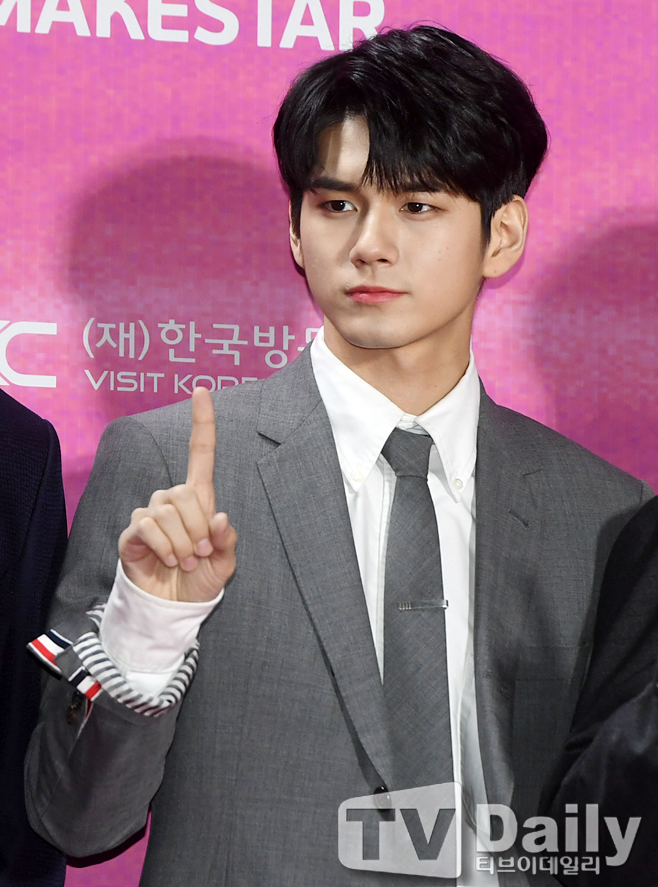 The 28th High1 Seoul Song Awards Red Carpet Event was held at Gocheok Sky Dome in Guro-gu, Seoul on the afternoon of the 15th.Wanna One Ong Song-wu is attending the 28th High1 Seoul Song Awards Red Carpet Event.The 28th High1 Seoul Song Awards MC was played by Shin Dong-yeop, actor Kim So-hyun and Super Junior Kim Hee-cheol.The performers were attended by BTS, Twice, Icon, Red Velvet, Wanna One, NCT, Seventeen, Mamamu, New East W, Momoland, Monster X, Strakes, Aizwon, Drunk Tiger, girlfriend, Lim Chang-jung, Yang Da-il, Crying Nut, and Adoy.The Seoul Song Awards, which celebrated its 28th anniversary this year, is a music awards ceremony that boasts the highest authority and tradition in Korea, which selects the singer who received the most love of the public during the year and the total settlement of the music industry in 2018.28th High1 Seoul Song Awards Red Carpet Event