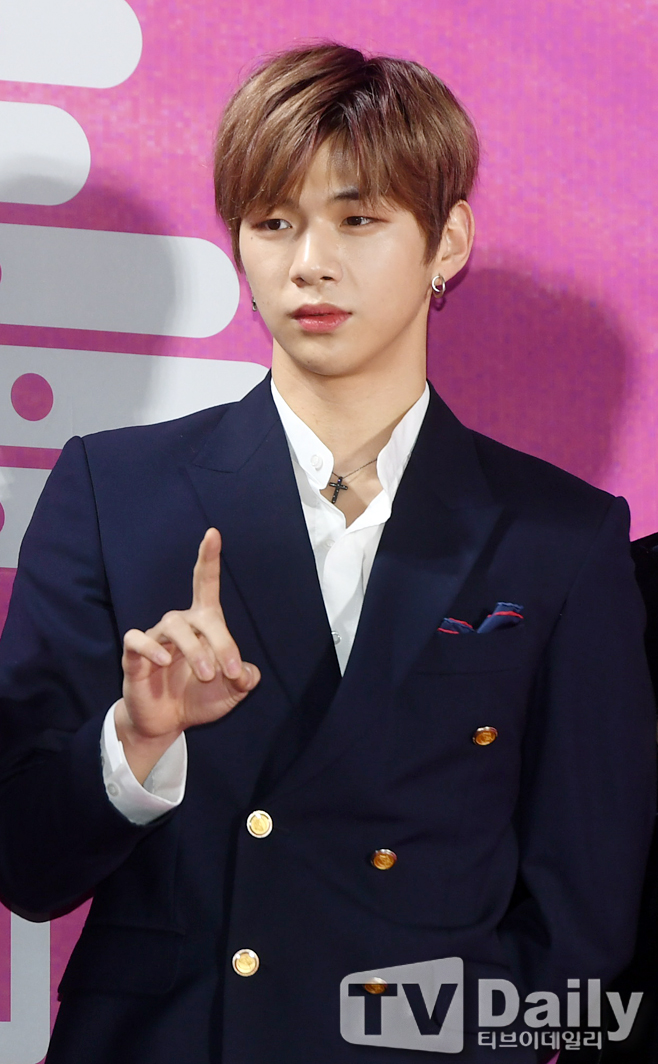 The 28th High1 Seoul Song Grand Prize Red Carpet Event was held at Gocheok Sky Dome in Guro-gu, Seoul on the afternoon of the 15th.Wanna One Kang Daniel is attending the Red Carpet Event of 28th High1 Seoul Song Awards.The 28th High1 Seoul Song Awards MC was played by Shin Dong-yeop, actor Kim So-hyun and Super Junior Kim Hee-cheol.The performers were BTS, Twice, Icon, Red Velvet, Wanna One, NCT, SEventeen, Mama Moo, New East W, Momo Land, Monster X, Stray Kids, Aiz One, Drunken Tiger, Girlfriend, Lim Chang Jung, Yang Dail, Crying Nut, Adoy.The Seoul Song Awards, which celebrated its 28th anniversary this year, is a music awards ceremony that boasts the highest authority and tradition in Korea, which selects the singer who received the most love of the public during the year and the total settlement of the music industry in 2018.28th High1 Seoul Song Awards Red Carpet Event