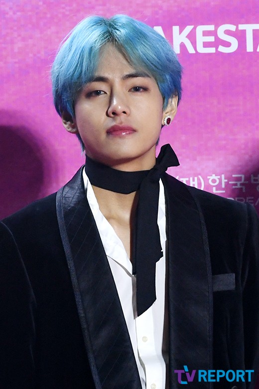 The group BTS V attended the 28th High1 Seoul Song Award red carpet event held at Gocheok Sky Dome in Gocheok-dong, Guro-gu, Seoul on the afternoon of the 15th.The Seoul Song Awards, which celebrates its 28th anniversary this year, will be held at Gocheok Sky Dome in Seoul on the 15th, and will be broadcast live on KBS Drama, KBS Joy, KBS W, and Breadya TV.