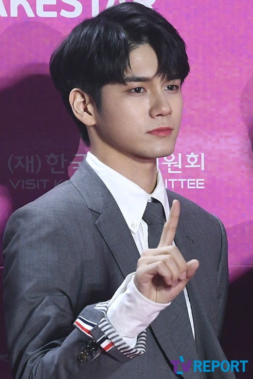 Ong Actor of the group Wanna One attended the 28th High1 Seoul Song Award red carpet event held at Gocheok Sky Dome in Gocheok-dong, Guro-gu, Seoul on the afternoon of the 15th.The Seoul Song Awards, which celebrates its 28th anniversary this year, will be held at Gocheok Sky Dome in Seoul on the 15th, and will be broadcast live on KBS Drama, KBS Joy, KBS W, and Bread Night TV.