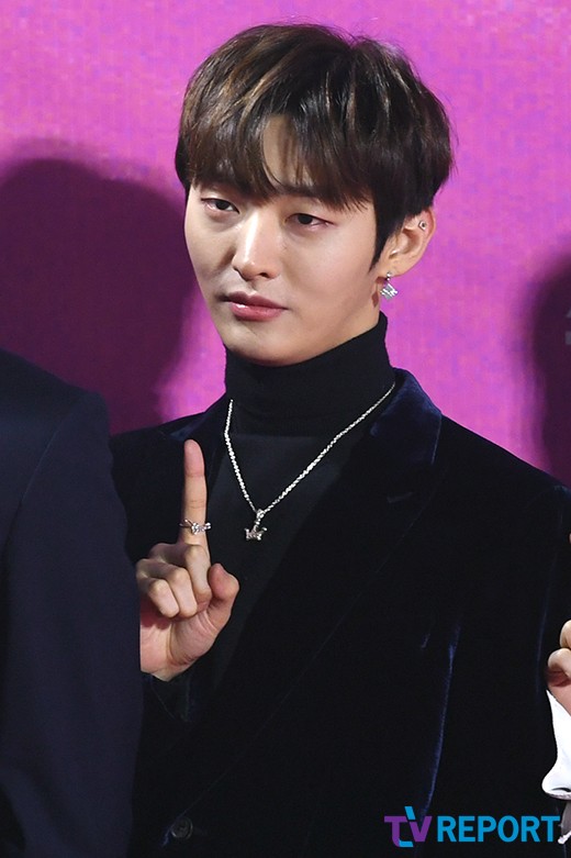 Yoon Ji-sung of the group Warner One attended the 28th High1 Seoul Song Award red carpet event held at Gocheok Sky Dome in Gocheok-dong, Guro-gu, Seoul on the afternoon of the 15th.The Seoul Song Awards, which celebrated its 28th anniversary this year, will be held at the Gocheok Sky Dome in Seoul on the 15th, and will be broadcast live on KBS Drama, KBS Joy, KBS W, and Bread Night TV.