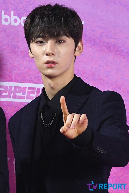 Hwang Min Hyun of the group Wanna One attended the red carpet event of 28th High1 Seoul Song Award held at Gocheok Sky Dome in Gocheok-dong, Guro-gu, Seoul on the afternoon of the 15th.The Seoul Song Awards, which celebrates its 28th anniversary this year, will be held at Gocheok Sky Dome in Seoul on the 15th, and will be broadcast live on KBS Drama, KBS Joy, KBS W, and Bread Night TV.