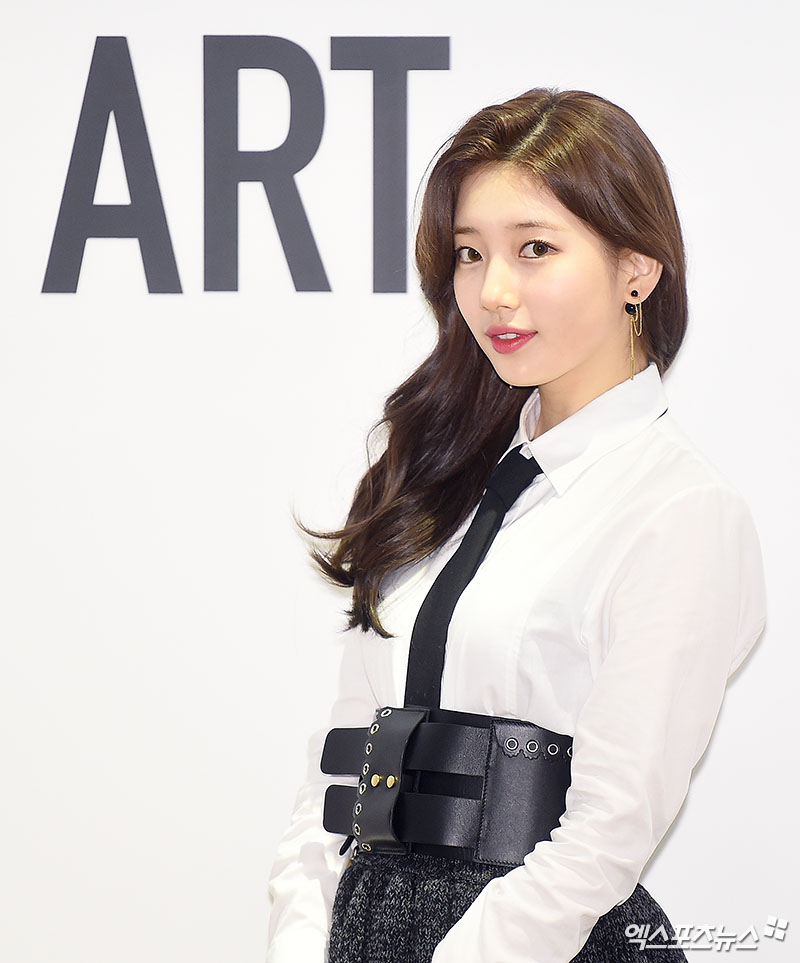 Singer and actor Bae Suzy, who attended the event to celebrate the exhibition of a luxury brand in Cheongdam-dong, Seoul on the afternoon of the 14th, poses: Im done with my faceNo pollution visuals.Beautiful look is art.No flaws, beautiful looks.Disarmed by this charm.No Rejection Heart.