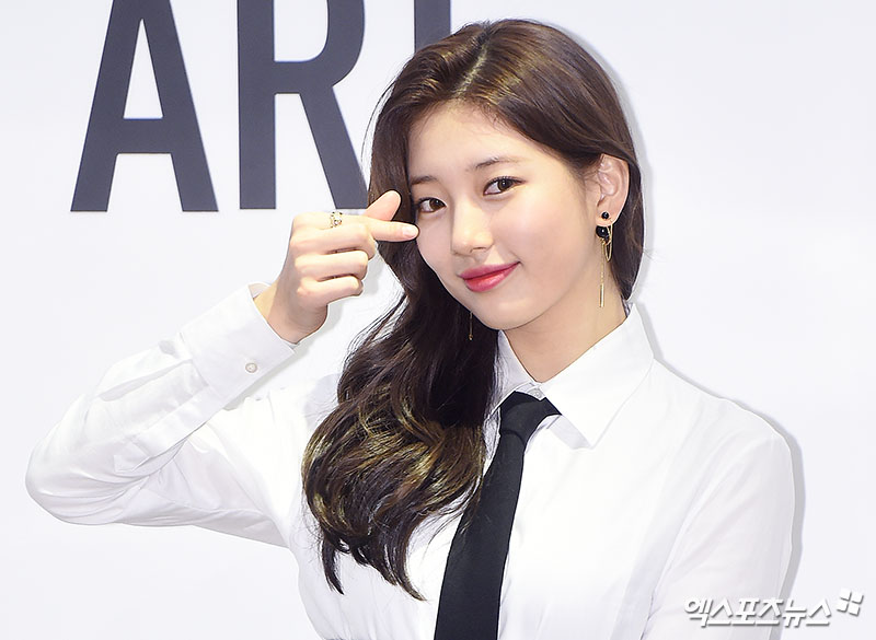Singer and actor Bae Suzy, who attended the event to celebrate the exhibition of a luxury brand in Cheongdam-dong, Seoul on the afternoon of the 14th, poses: Im done with my faceNo pollution visuals.Beautiful look is art.No flaws, beautiful looks.Disarmed by this charm.No Rejection Heart.
