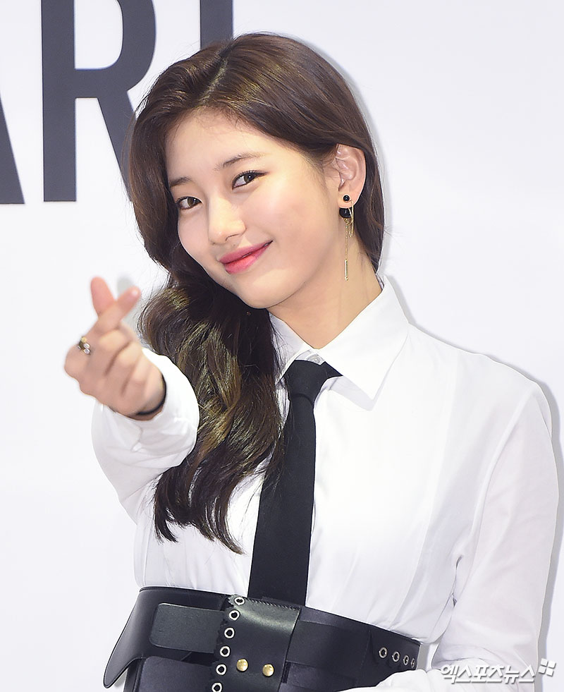 Singer and actor Bae Suzy, who attended the event to celebrate the exhibition of a luxury brand in Cheongdam-dong, Seoul on the afternoon of the 14th, poses: Im done with my faceNo pollution visuals.Beautiful look is art.No flaws, beautiful looks.Disarmed by this charm.No Rejection Heart.