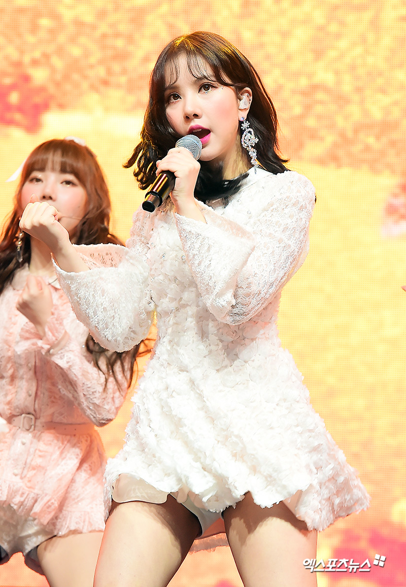 GFriend Eunha, who attended the media showcase of the second regular album Time for Us held at the Gwangjang Dong Yes 24 live hall in Gwangjin-gu, Seoul on the afternoon of the 14th, is showing a wonderful performance.