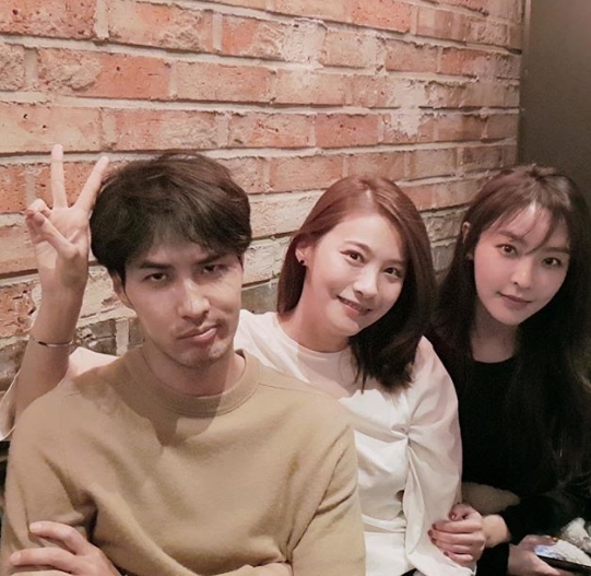 Actor Kim Ji-seok showed off his friendship with Yoo In-young and Jung Yu-mi. Kim Ji-seok told his SNS on the 14th, We finally met in a year.But the lighting was bad. In the public photos, Kim Ji-seok, Yoo In-young, and Jung Yu-mi are shown.The three of them sit side by side staring at Camera, smiling Yo In-young, Jung Yu-mi and humorous-looking Kim Ji-seok boast a pleasant chemistry.Meanwhile, Kim Ji-seok is appearing on TVNs Top Star Yoo Baek-i. / Photo = Kim Ji-seok SNS