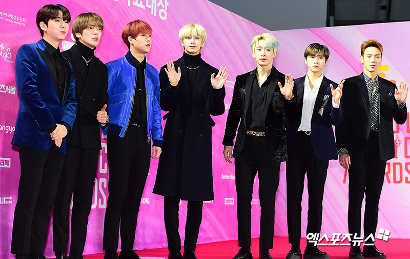 Monsta X, who attended the 28th High1 Seoul Song Awards Awards held at Gocheok Sky Dome in Guro-gu, Seoul on the afternoon of the 15th, has photo time.