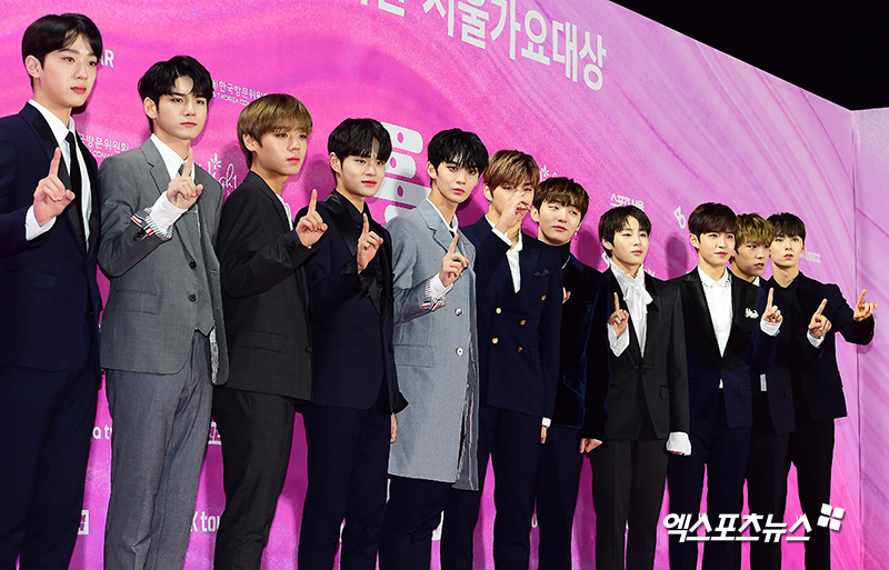 Wanna One, who attended the awards ceremony of 28th High1 Seoul Song Awards held at Gocheok Sky Dome in Guro-gu, Seoul on the afternoon of the 15th, has photo time.