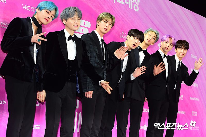 BTS, who attended the 28th High1 Seoul Song Awards held at Gocheok Sky Dome in Guro-gu, Seoul on the afternoon of the 15th, has photo time.