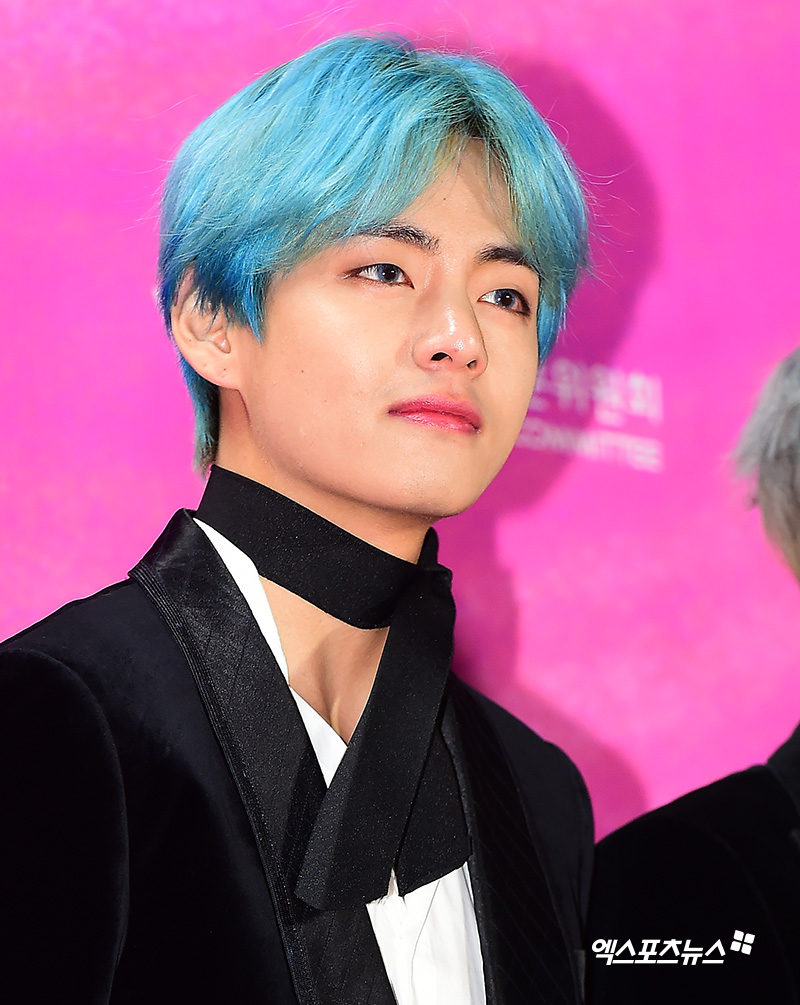 BTS BUIGH, who attended the 28th High1 Seoul Song Awards ceremony held at Gocheok Sky Dome in Guro-gu, Seoul on the afternoon of the 15th, has photo time.