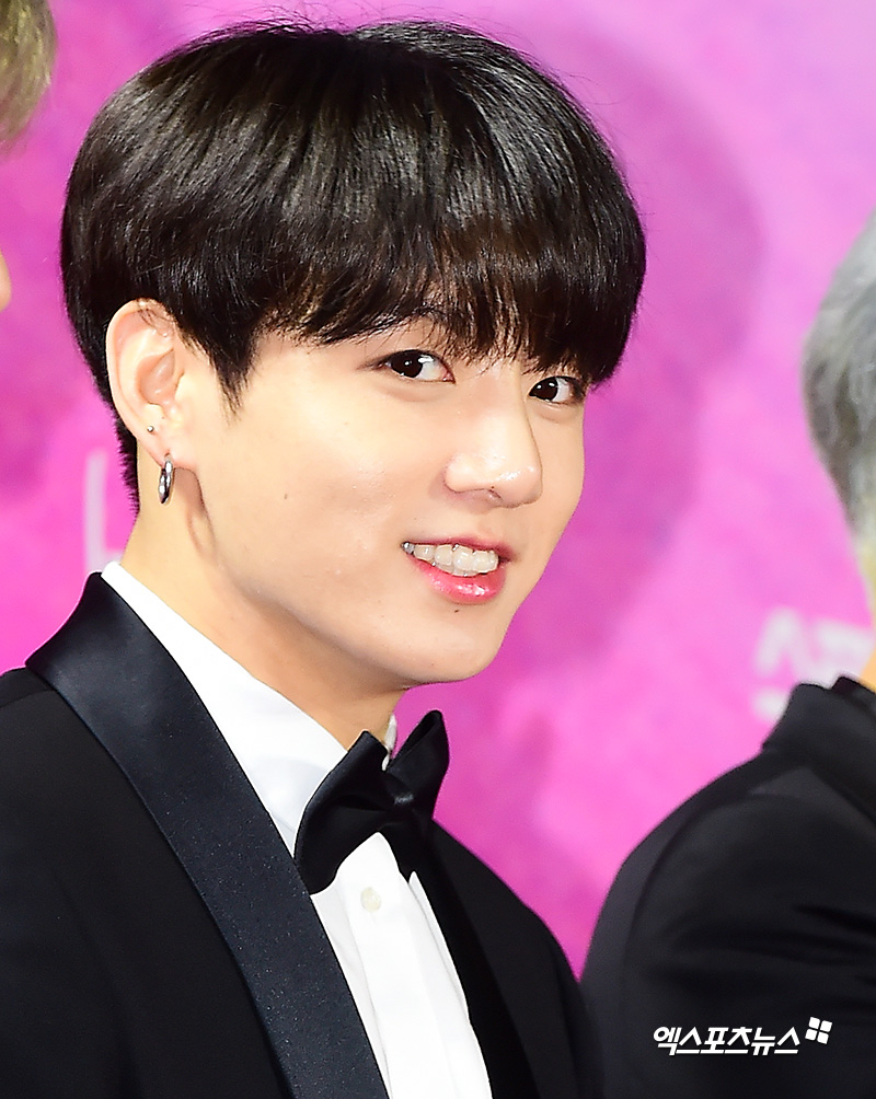 BTS Jungkook, who attended the 28th High1 Seoul Song Awards ceremony held at Gocheok Sky Dome in Guro-gu, Seoul on the afternoon of the 15th, has photo time.
