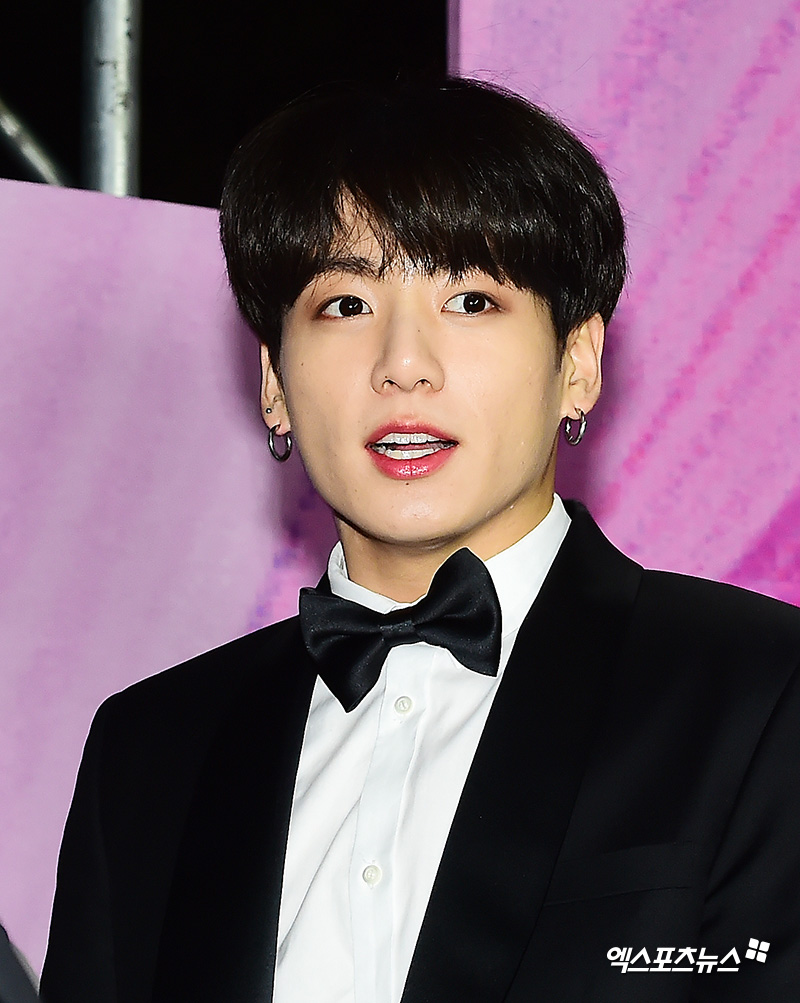 BTS Jung Kook, who attended the 28th High1 Seoul Song Awards ceremony held at Gocheok Sky Dome in Guro-gu, Seoul on the afternoon of the 15th, has photo time.