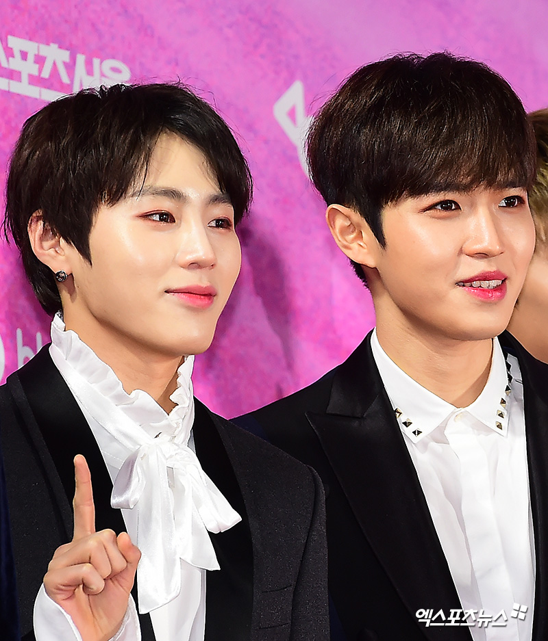 Wanna One Ha Sung-woon and Kim Jae-hwan, who attended the 28th High1 Seoul Song Awards ceremony held at Gocheok Sky Dome in Guro-gu, Seoul on the afternoon of the 15th, have photo time.