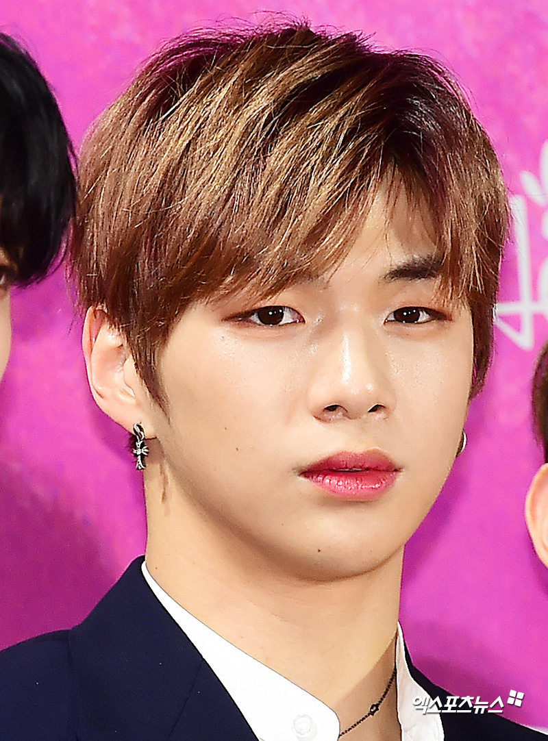 Wanna One Kang Daniel, who attended the 28th High1 Seoul Song Awards ceremony held at Gocheok Sky Dome in Guro-gu, Seoul on the afternoon of the 15th, has photo time.