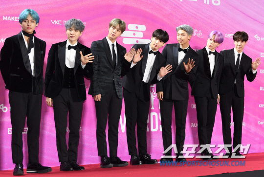 .Impression Award speechThere was no difference. BTS was Seoul song Grand prize three-time kingswept the .On the 15th, the 28th High1 Seoul Grand Prize was held at Gocheok Sky Dome in Seoul Guro-gu.The day BTS proved to be the best singer of 2018, winning the Grand Prize, Best Album Award and Bonn Award.Leader RM said: Thank you to the fans for giving me the Grand Prize twice, which is never a good time in Singers life, BTS is also your fan.Your story-voice energy inspires our work. I saw the DeV video and realized that music and stage fans were everything.Think of it as a fan letter to you that the stage we have shown so far, we are each others fans and each others Idol. Thank you to the RM, if it wasnt for my brother, I wouldnt have been BTS.I am grateful to the fans for letting me know my precious life, Jimin said. I will try to make you happier this year. Im working on a great song to win the 2019 Best Album Award - a better album, a great stage promise, please look forward to it, Jay-Hoop said.At the awards ceremony, Singers who have won the awards such as Icon EXO SHINee Im Chang-jung GFriend Wanna One Rand NCT127 REDVelvet Mamamu NUESTW Seventeen TWICE enjoyed the joy of winning and winning the prize.In particular, Wanna One finished the activity through this awards ceremony and attracted attention with the honor of two gold medals.Next is the list of winners of the 29th High1 Seoul Grand PrizeGrand prize=BTSBest Album Award = BTSTop Sound Source: IconThe prize: Monster X Momo Land NCT127 icon Wanna One NUESTW BTS REDVelvet Mamamu Seventeen TWICE EXORookie of the Year: Stray Kids Iz OnePopular Award = SHINeeKorean Wave Special Award = EXOHip-hop R&B Award: Drunken TigerBallad Award = Im Chang-jungDance Performance Award: GFriendBand Award: Krying NutDiscovery of the Year: Two DaysFandom School Award: Warner OneJury Special Award: Adoi