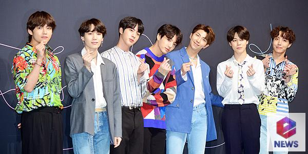 The male group BTS has been ranked for five months on the US Billboardss main album chart.According to the latest chart released by Billboardss on the 15th (local time), BTS repackaged album LOVE YOURSELF Answer ranked 78th on the Billboardss 200.As a result, BTS started its first week in September last year and has been named for 20 consecutive weeks until this chart.The album also ranked # 1 in the World Album, # 2 in the Independent Album, # 45 in the Top Album Sales, and # 59 in the Billboardss Canadian Album.LOVE YOURSELF Her and LOVE YOURSELF Tear ranked 2nd and 3rd in World Album, 3rd and 4th in Independent Album, 65th and 77th in Top Album Sales.BTS has been ranked # 1 in Social 50 for 79 consecutive weeks, and has been on the record for the longest consecutive period and ranked # 4 in Artist 100.Meanwhile, BTS will continue its LOVE YOURSELF tour in Singapore on January 19th.