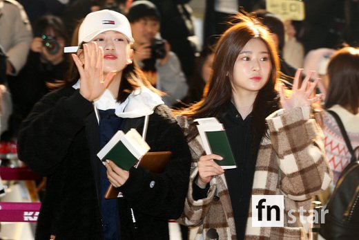 Group IZ*ONE left Japan Tokyo on the afternoon of the 16th through Gimpo International Airport to prepare for the Japan release album promotion.